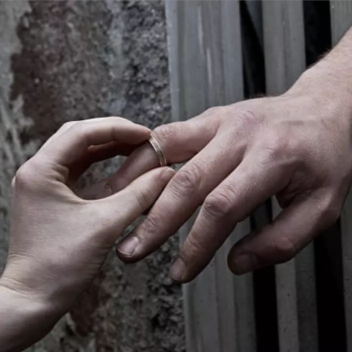 How to Marry Someone in Prison Courtly